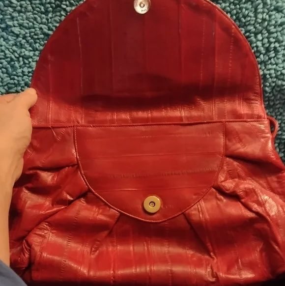 Elegant Red Leather Women's Bag - Picture 4 of 6